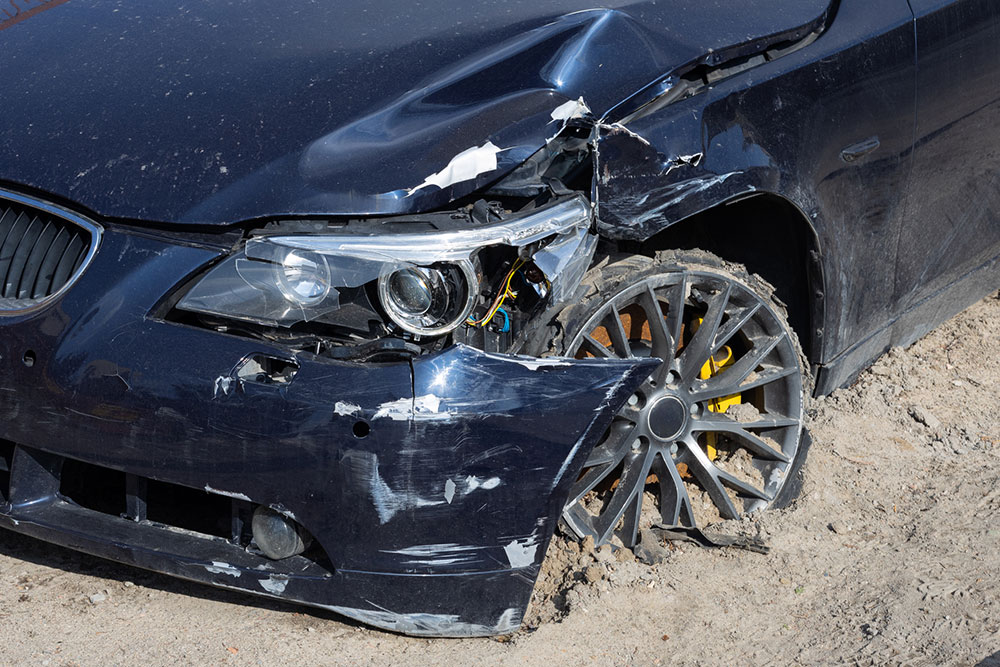 Auto con la parte frontal severamente dañada tras un accidente de tránsito